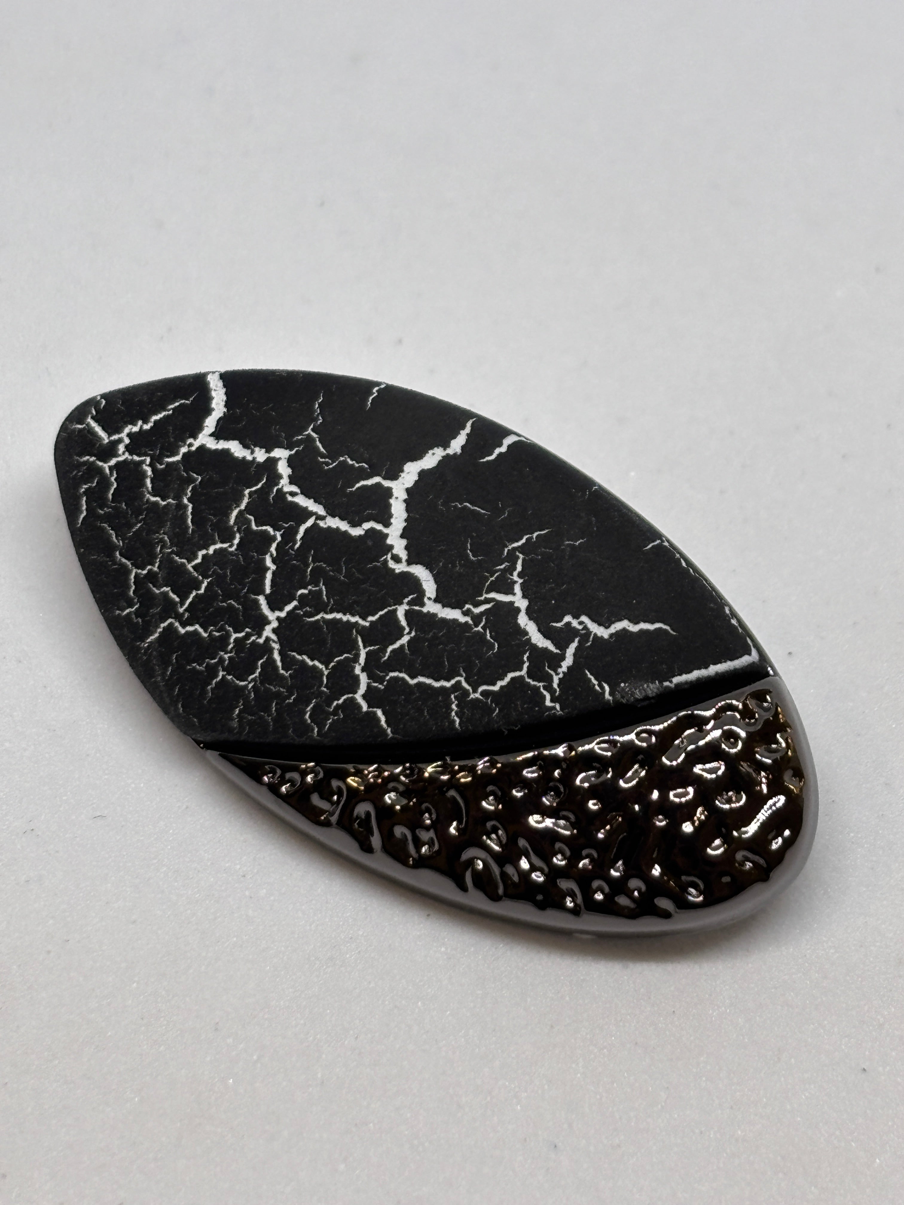 Button F958 - 38mm (60") Shank button showcased in metallic design, including decorative elements. boton