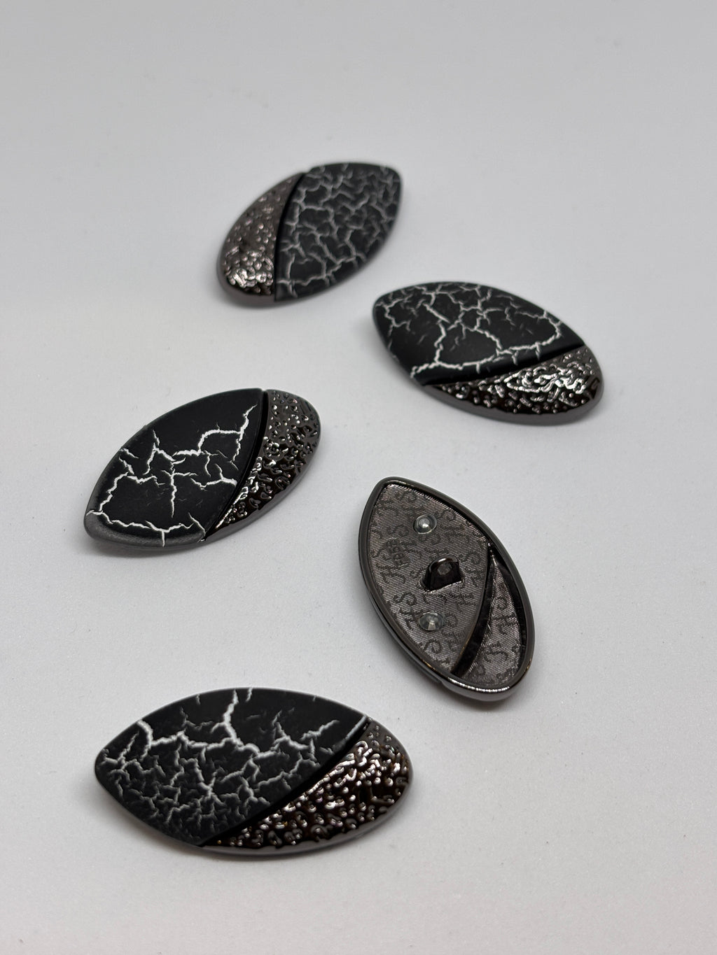 Button F958 - 38mm (60") Shank button showcased in metallic design, including decorative elements. boton