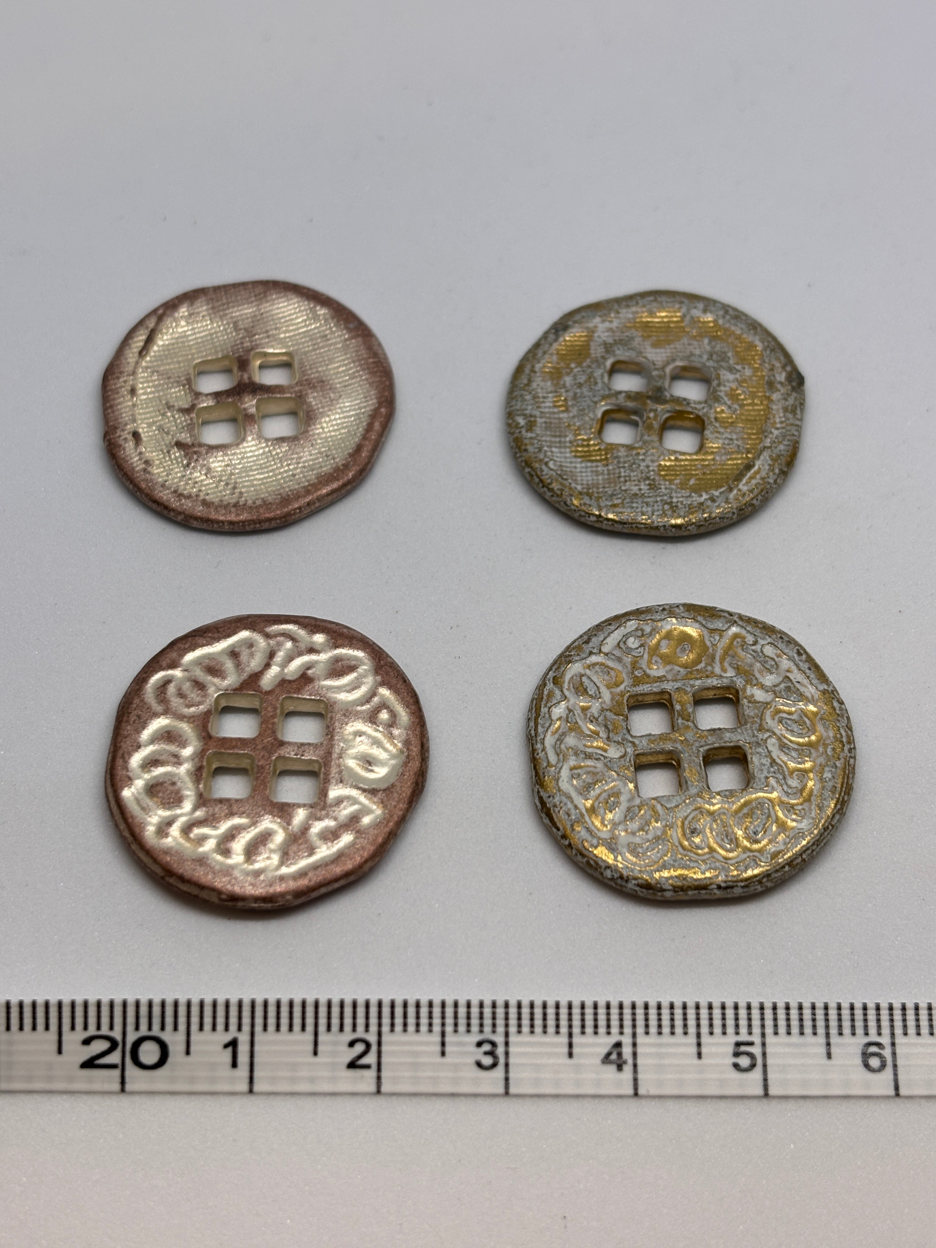 Button M53749 - 28mm (44") - 4 holes boton