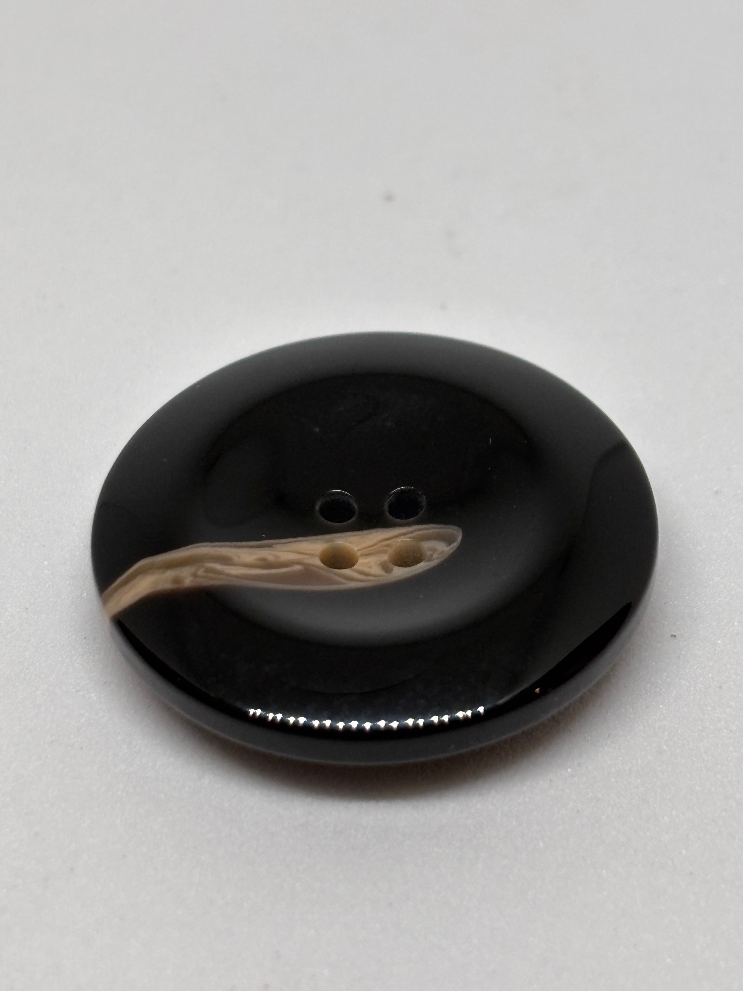 P1738 - 25mm (40") - Botones de poliéster asequibles, boton de poliéster de 4 agujeros en color negro. Button