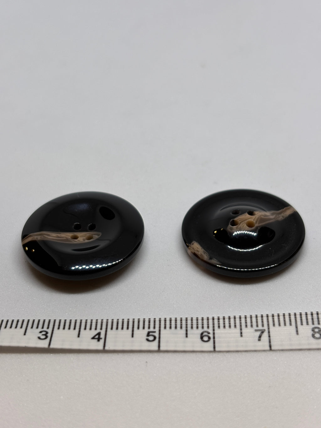 P1738 - 25mm (40") - Botones de poliéster asequibles, boton de poliéster de 4 agujeros en color negro. Button