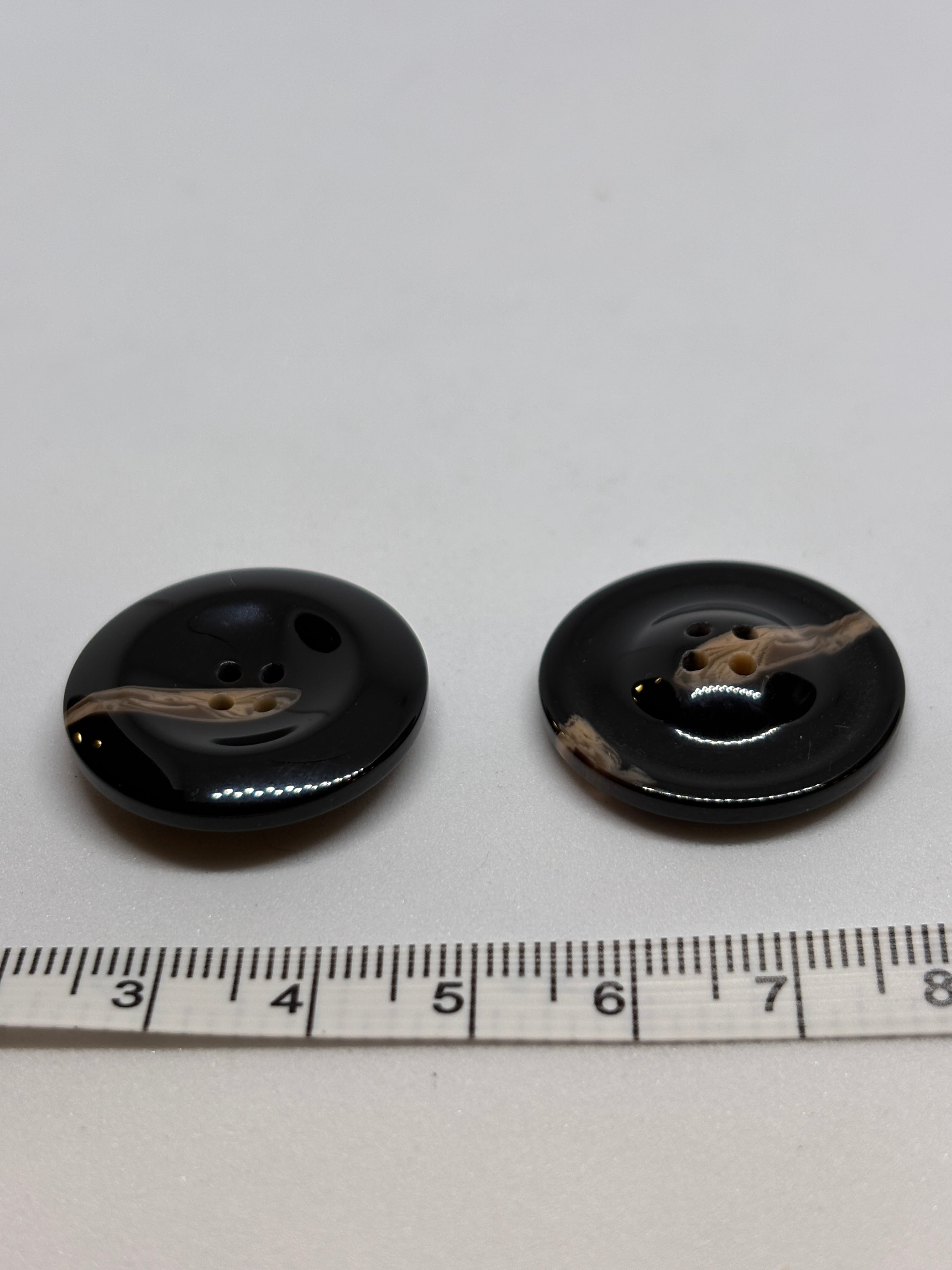 P1738 - 25mm (40") - Botones de poliéster asequibles, boton de poliéster de 4 agujeros en color negro. Button