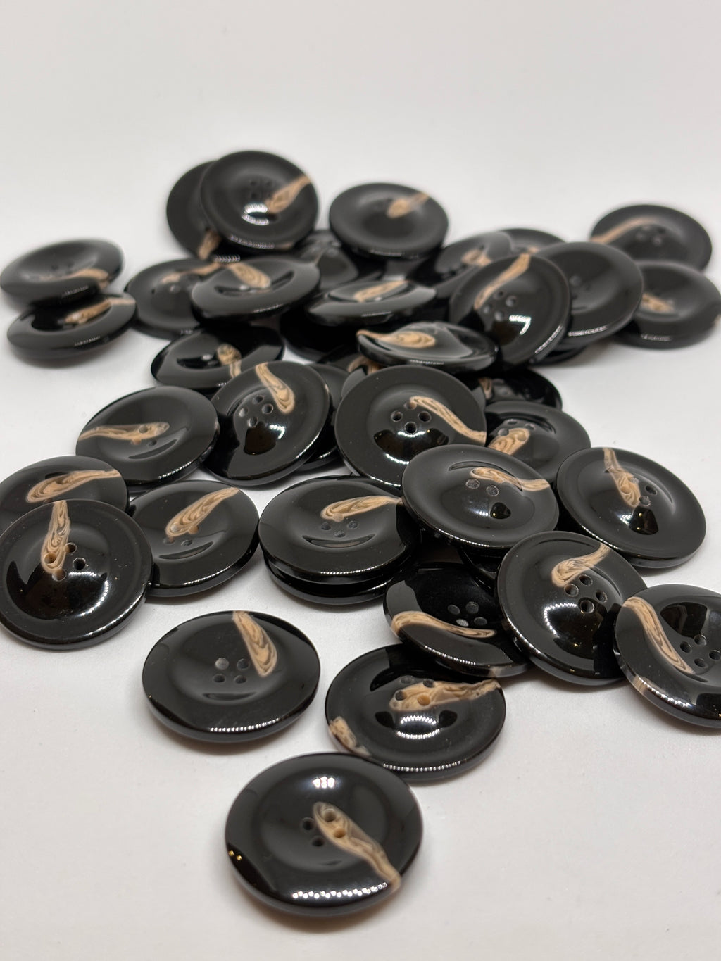 P1738 - 25mm (40") - Botones de poliéster asequibles, boton de poliéster de 4 agujeros en color negro. Button