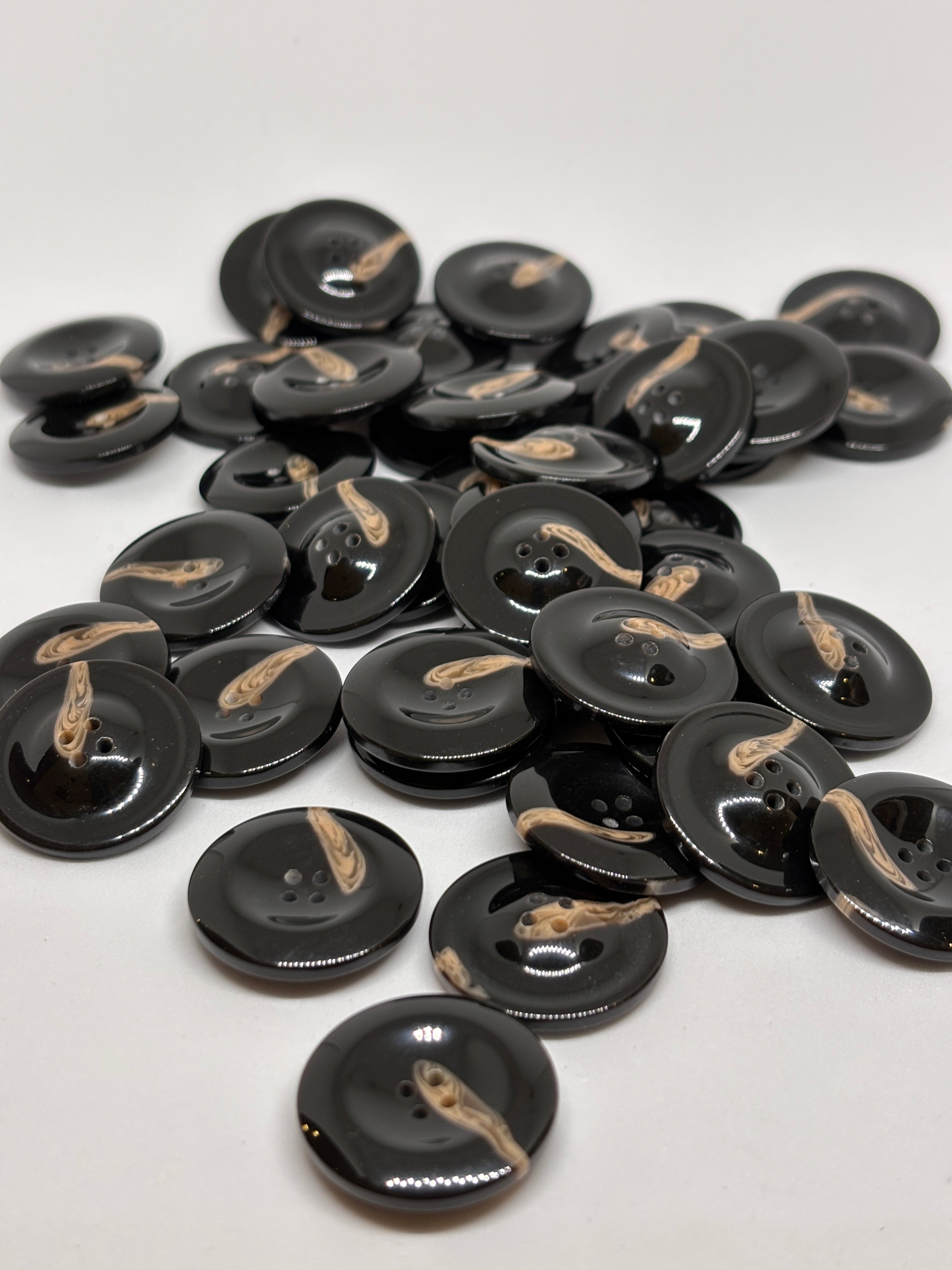 P1738 - 25mm (40") - Botones de poliéster asequibles, boton de poliéster de 4 agujeros en color negro. Button