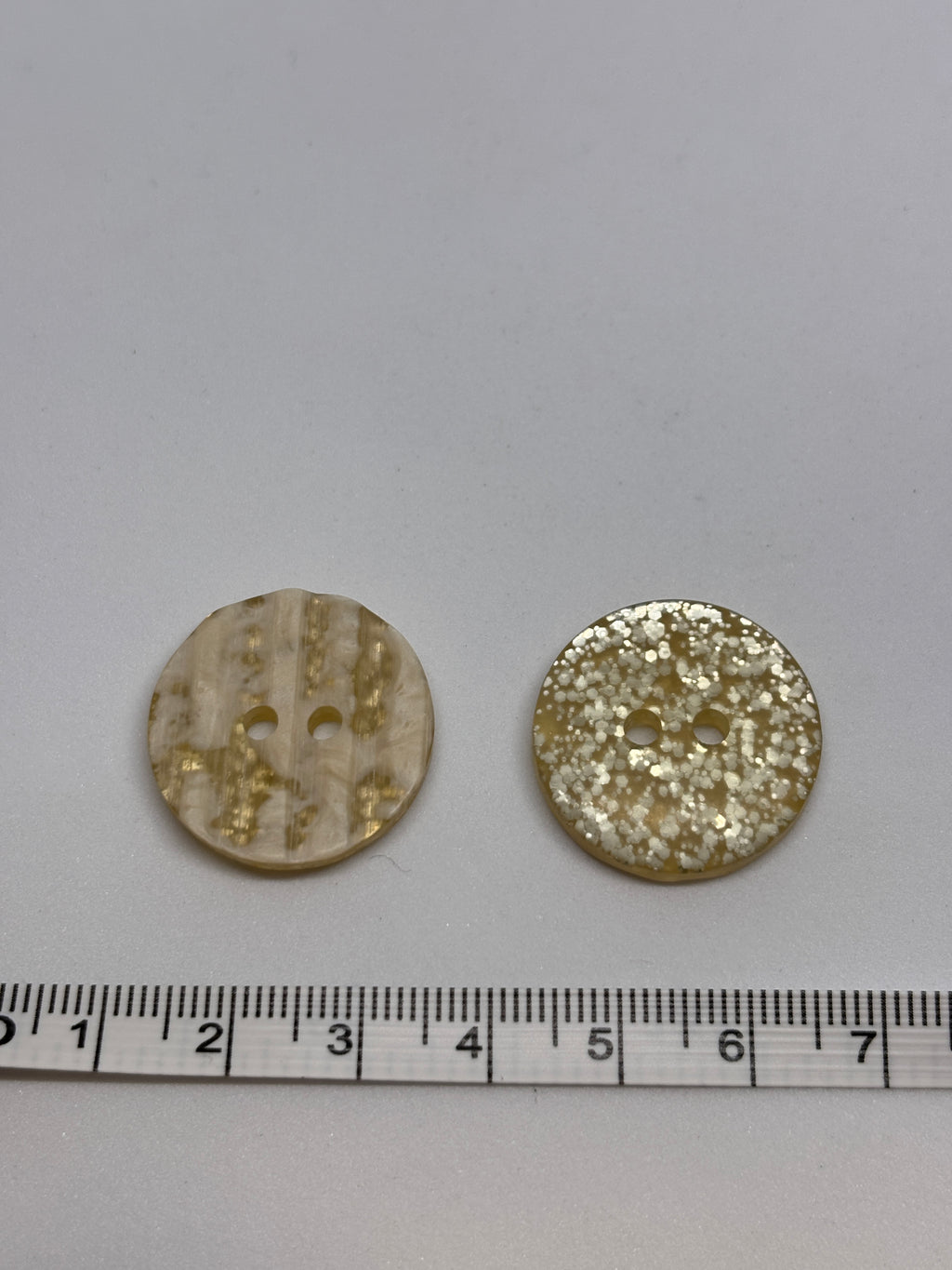 Glittery polyester button P0929, ideal for sewing and crafts. boton