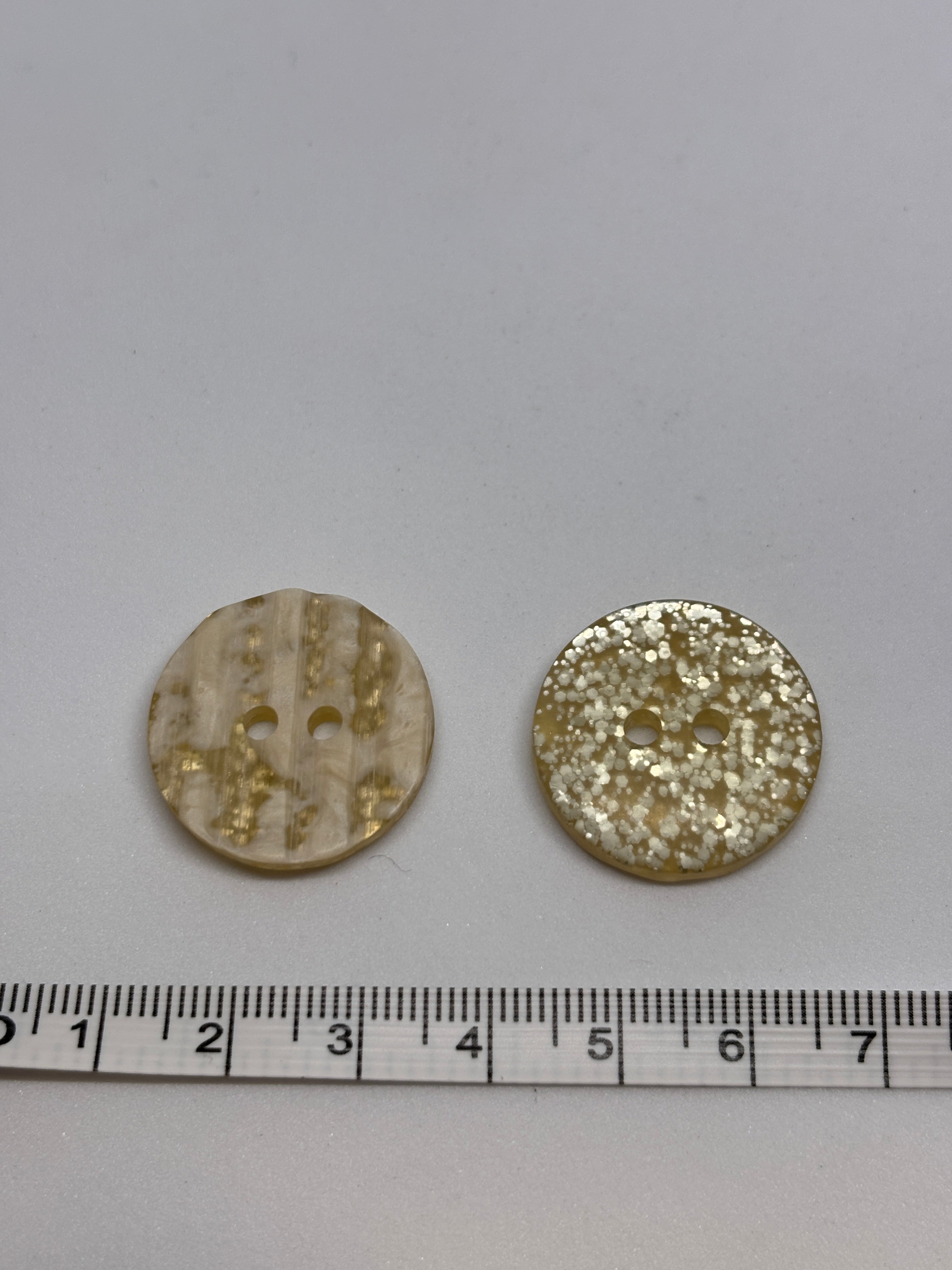 Glittery polyester button P0929, ideal for sewing and crafts. boton