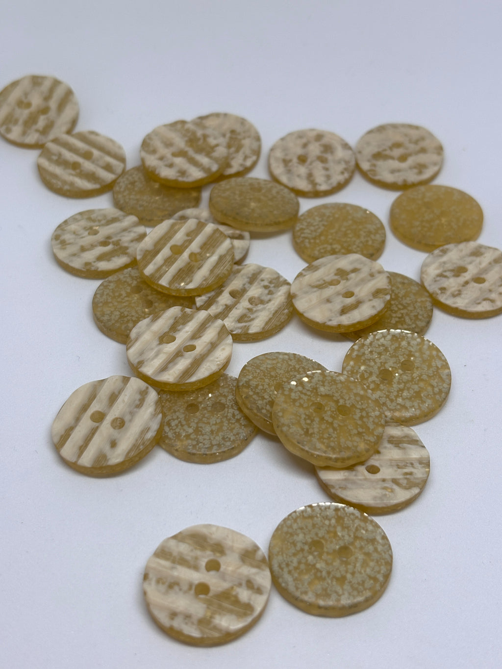 Glittery polyester button P0929, ideal for sewing and crafts. boton