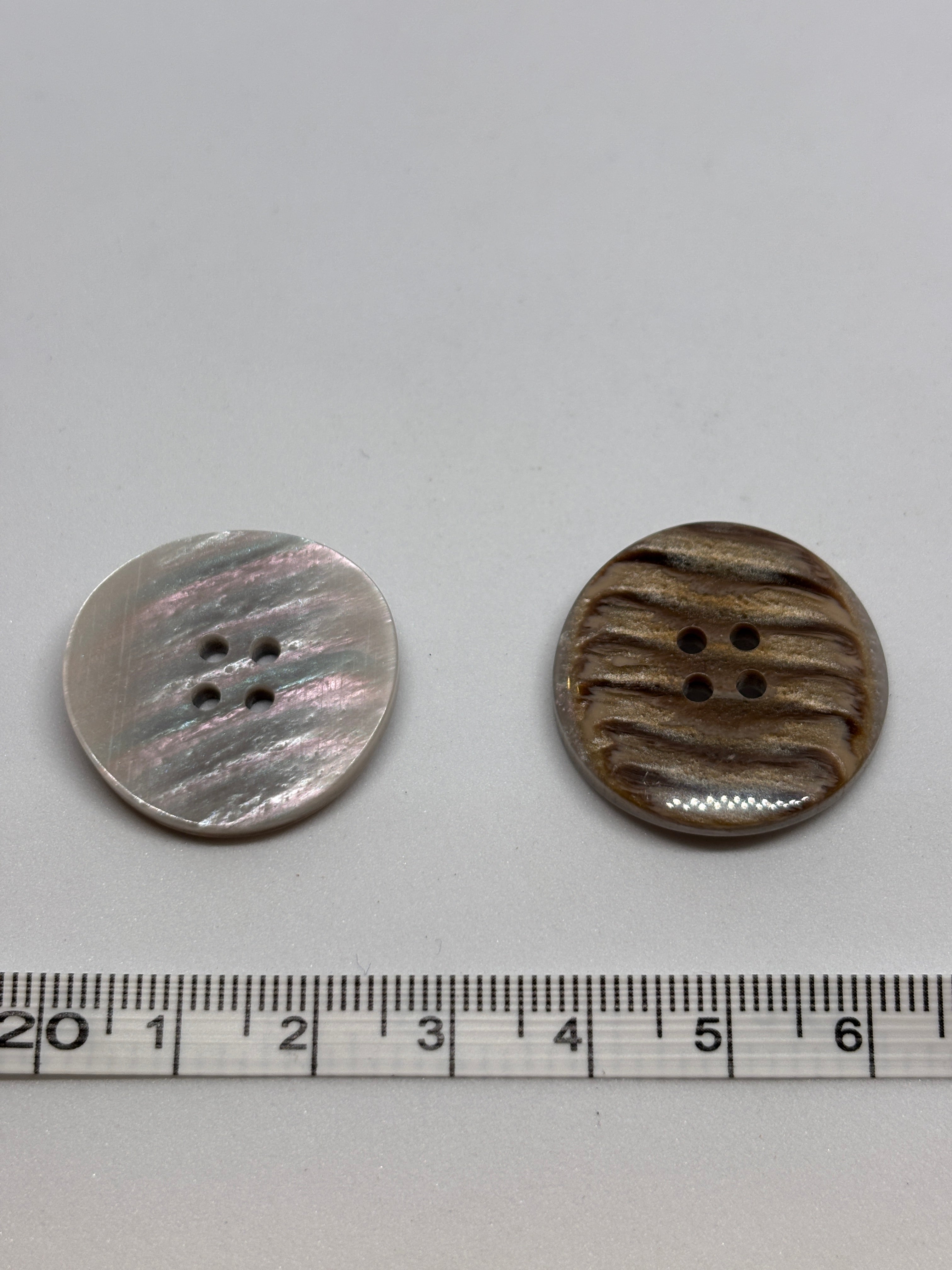 Botones de poliéster asequibles, boton de poliéster de 4 agujeros. Button