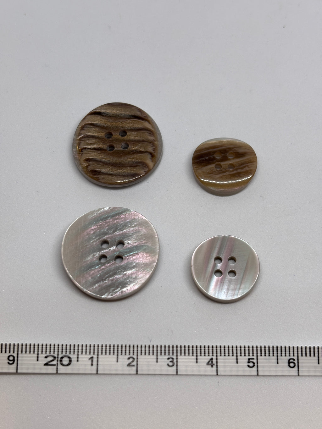 Botones de poliéster asequibles, boton de poliéster de 4 agujeros. Button