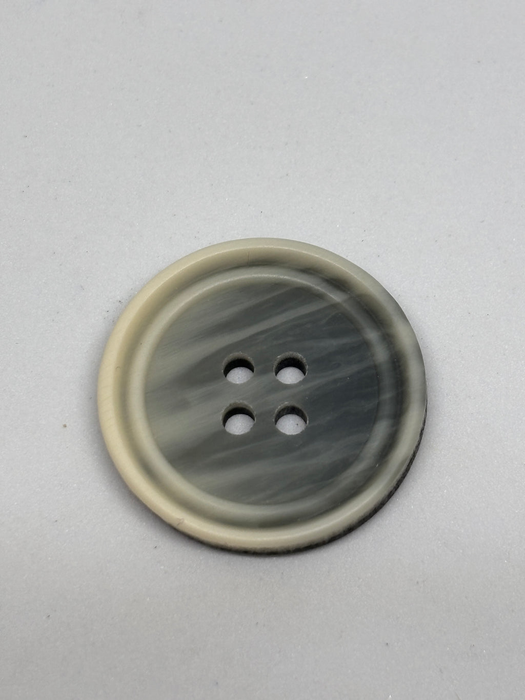 Boton - P21033 - 25mm (40") and 23mm (36") con 4 agujeros en gris. Button