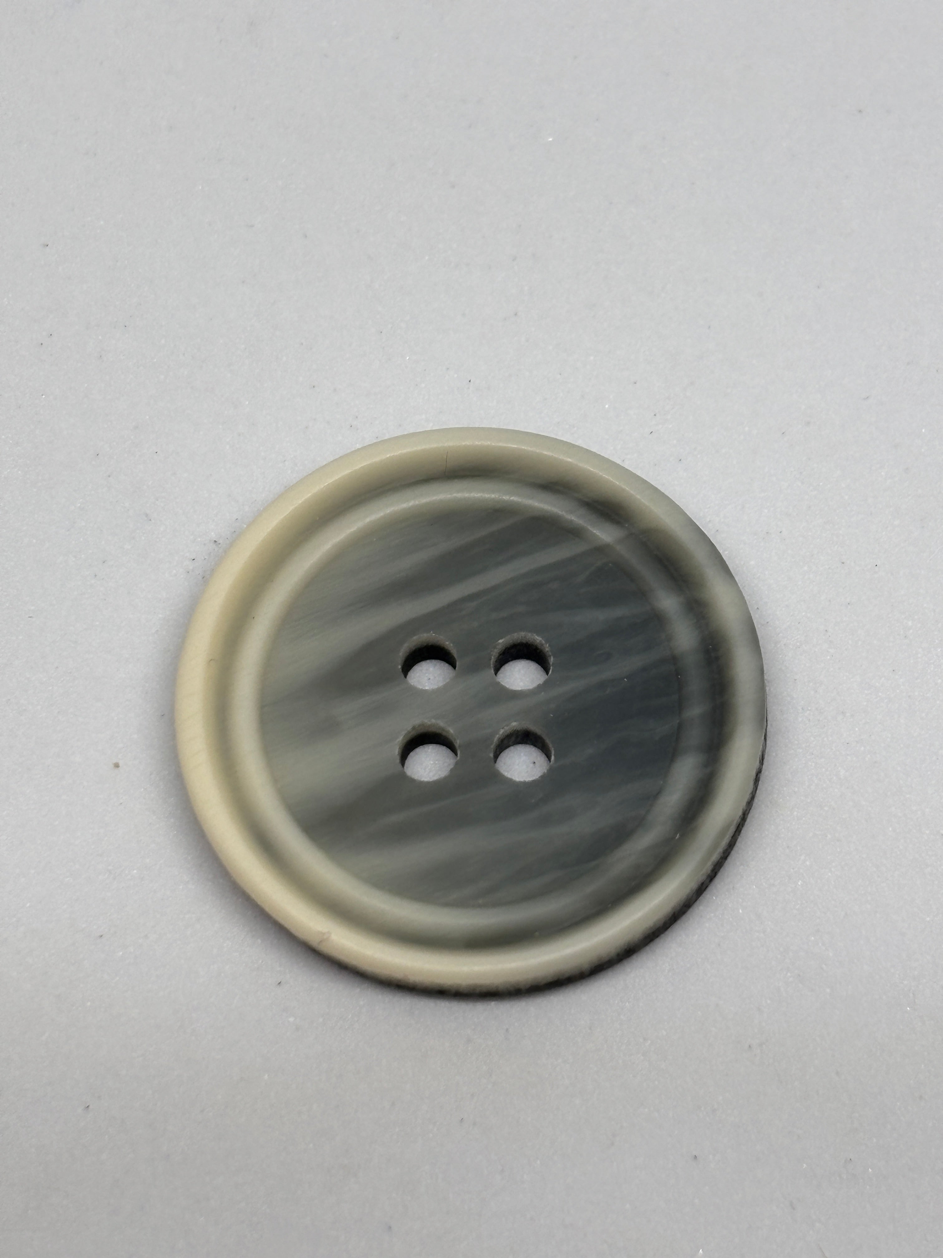 Boton - P21033 - 25mm (40") and 23mm (36") con 4 agujeros en gris. Button