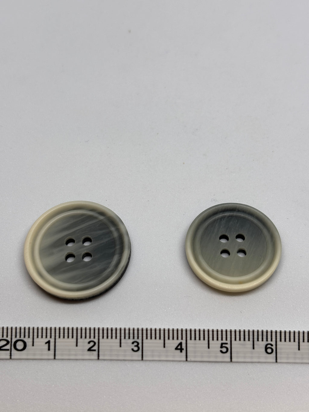 Boton - P21033 - 25mm (40") and 23mm (36") con 4 agujeros en gris. Button