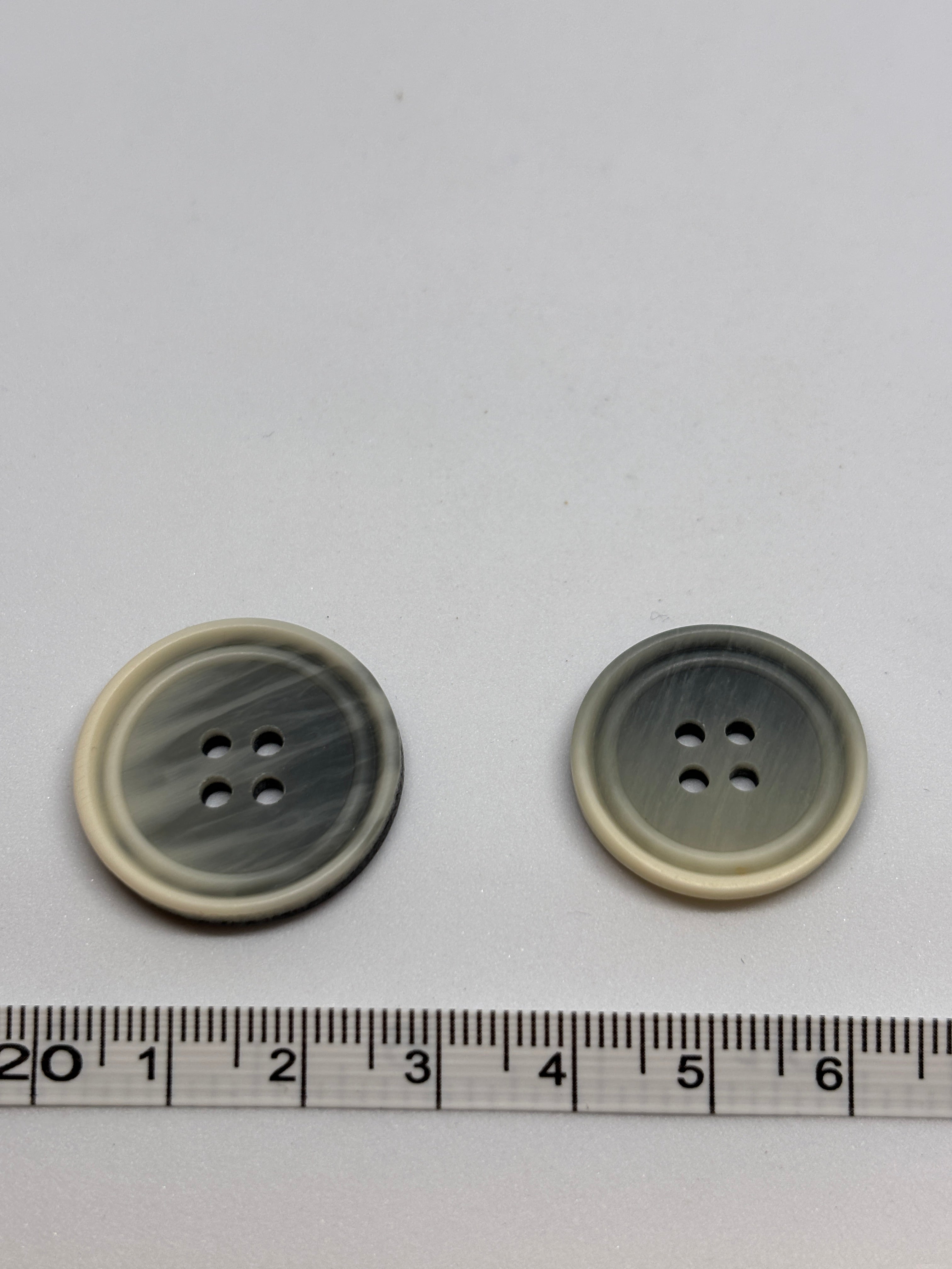 Boton - P21033 - 25mm (40") and 23mm (36") con 4 agujeros en gris. Button