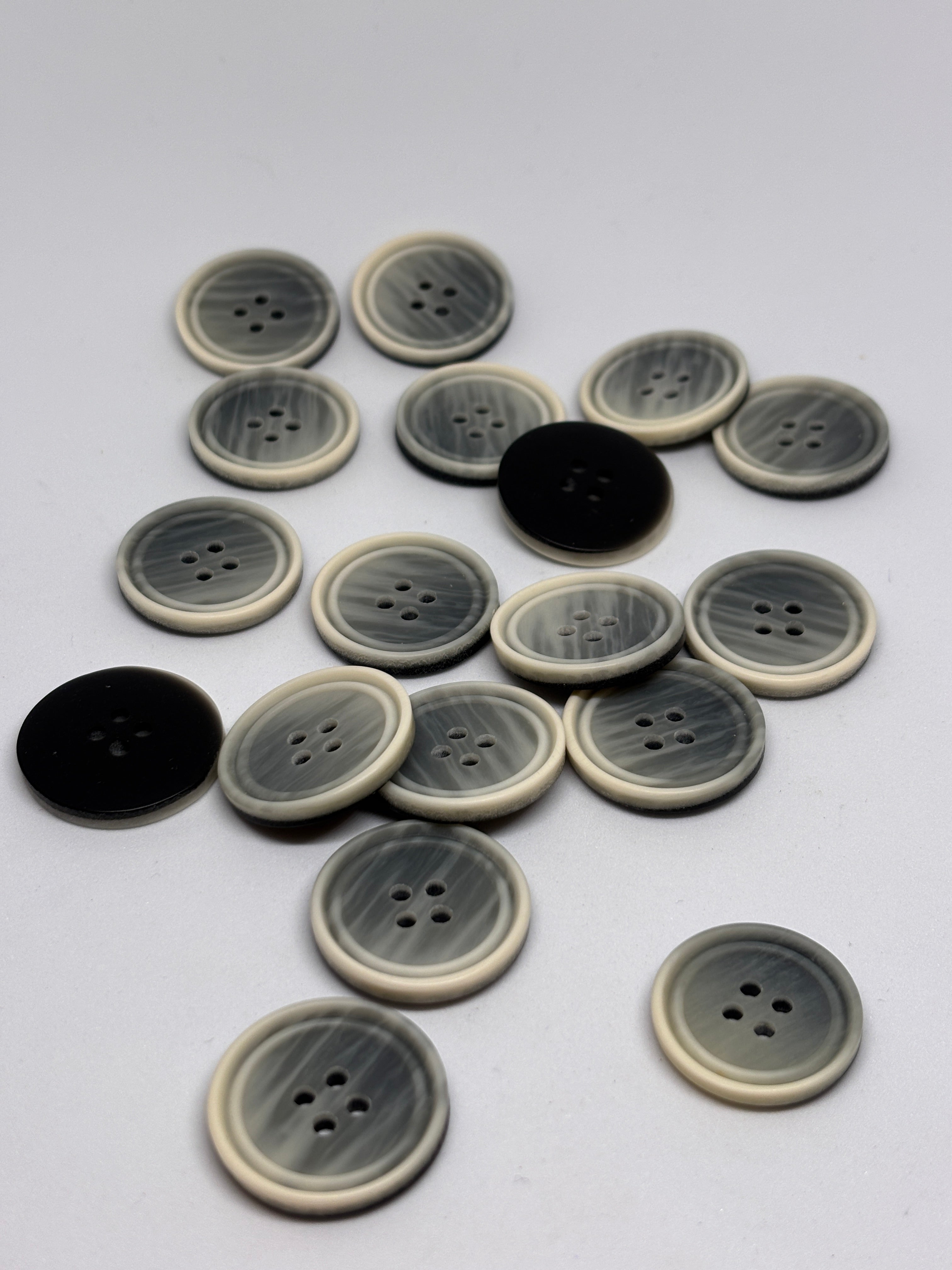 Boton - P21033 - 25mm (40") and 23mm (36") con 4 agujeros en gris. Button