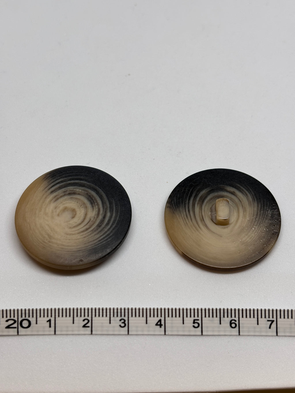 Botones de poliéster asequibles, boton de poliéster con pie, button.