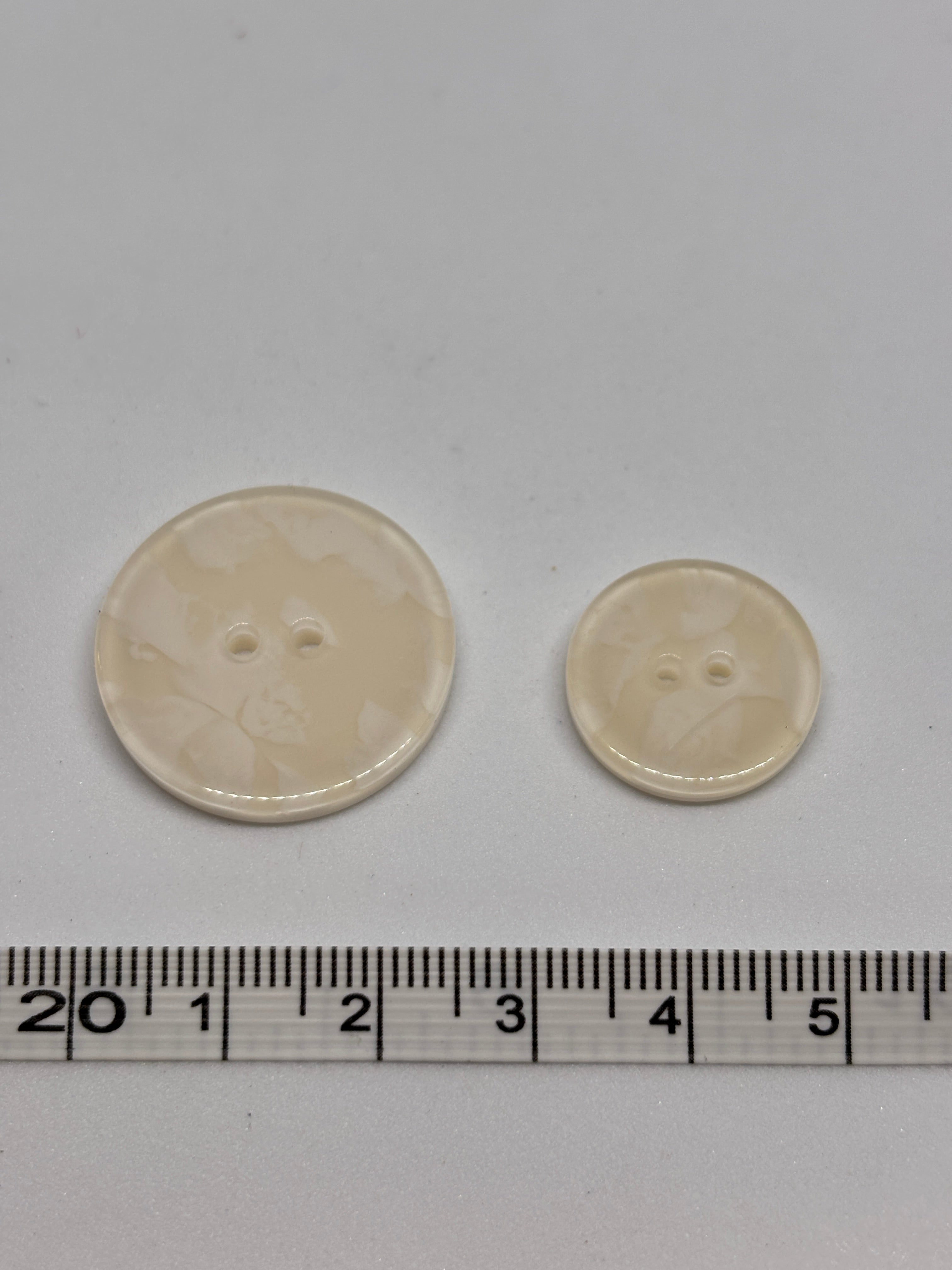 Button 2025 - 18mm (28") - 25mm (40") 2 holes. Boton