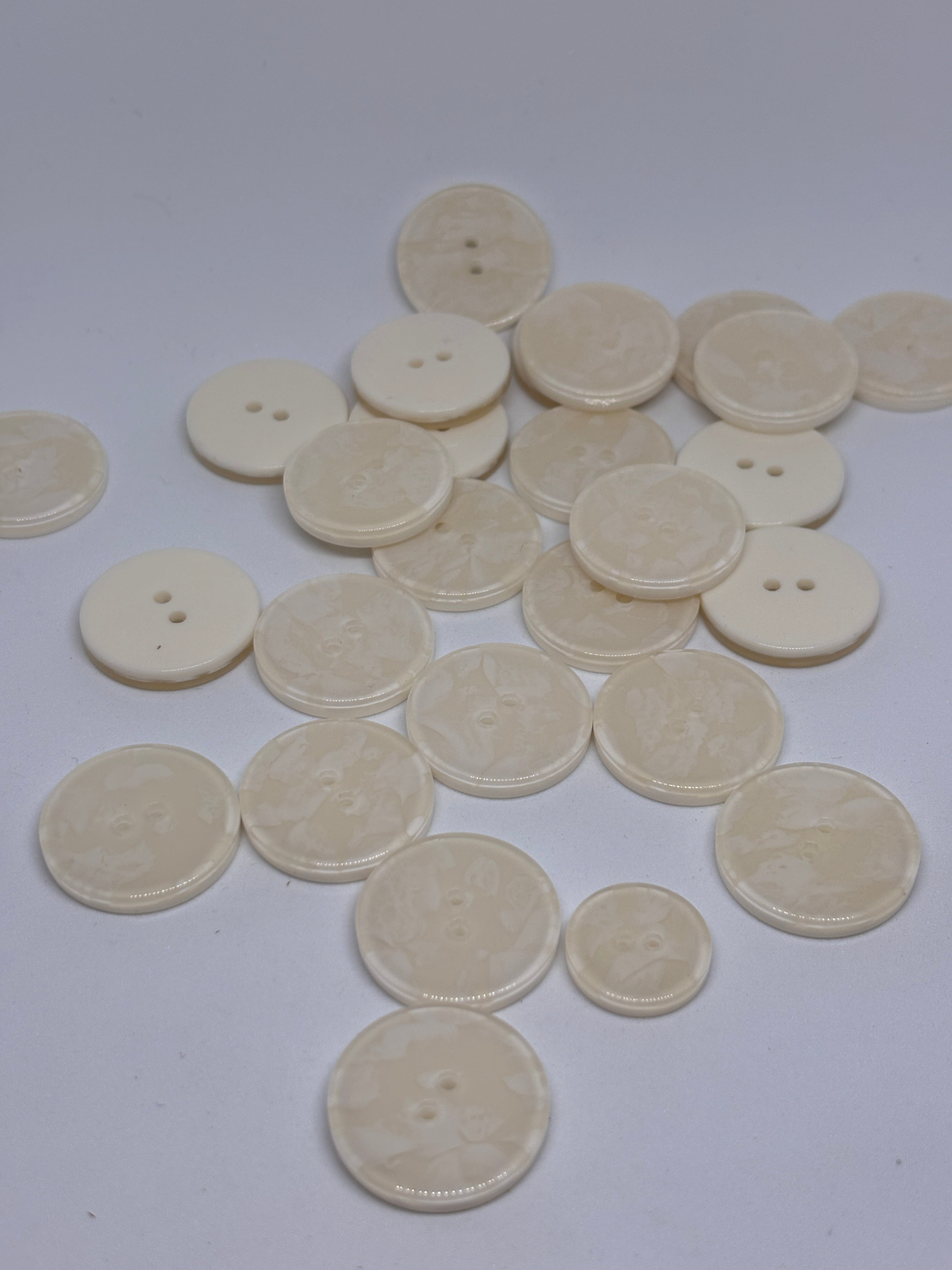 Button 2025 - 18mm (28") - 25mm (40") 2 holes. Boton