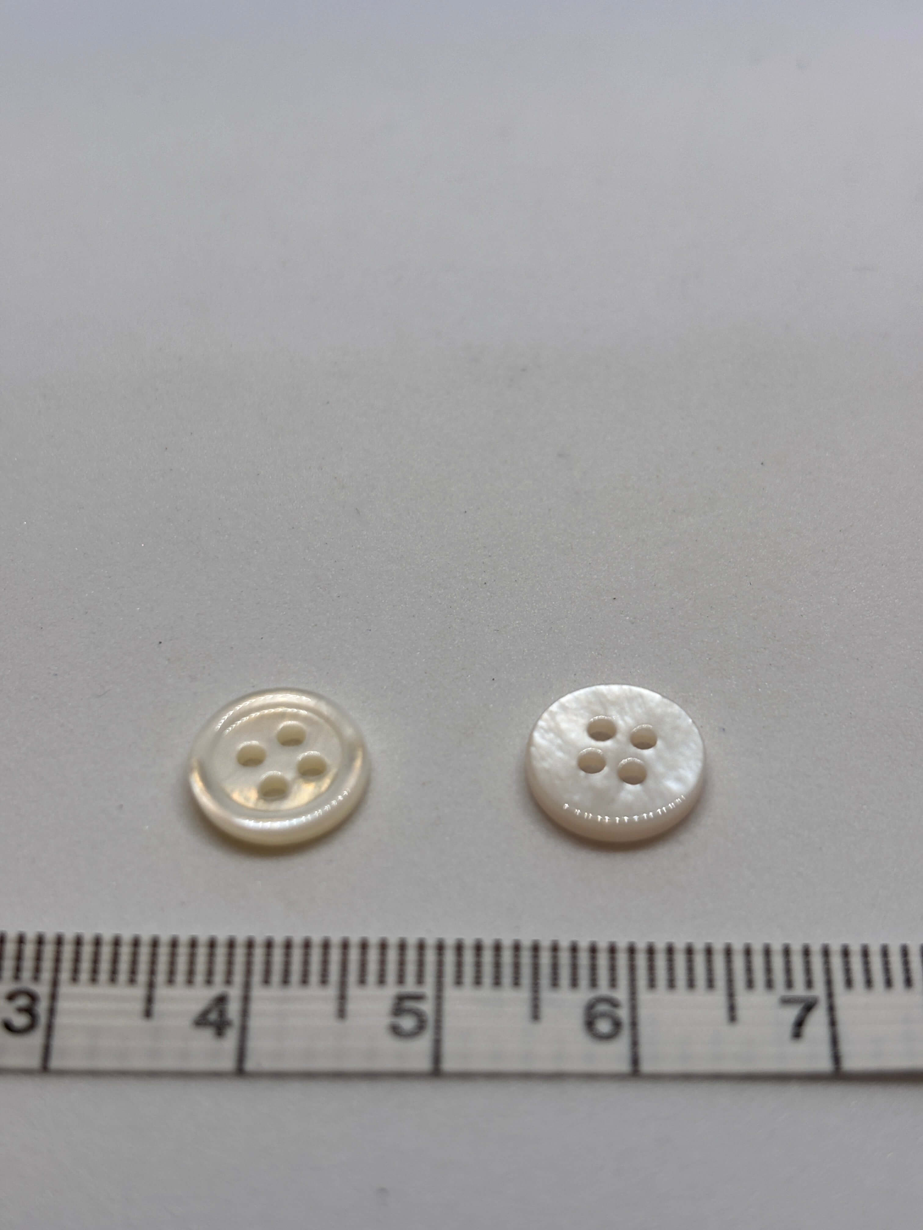 Button 116V - 10mm (16") - 4-hole button boton