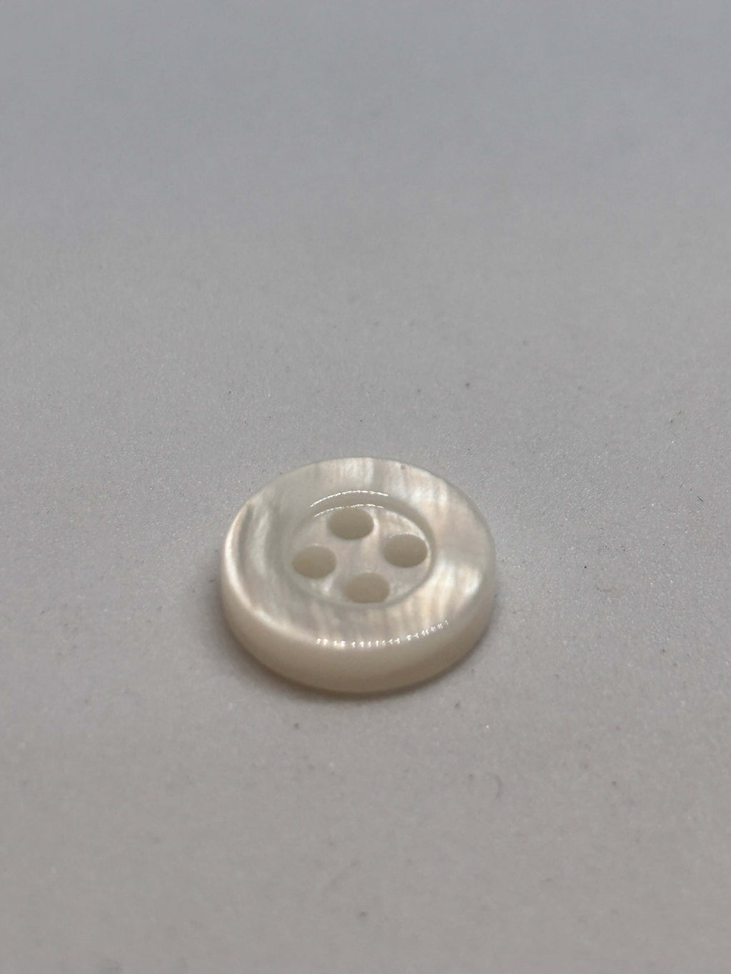 Button 1043 - 10mm (16") - 4-hole button boton