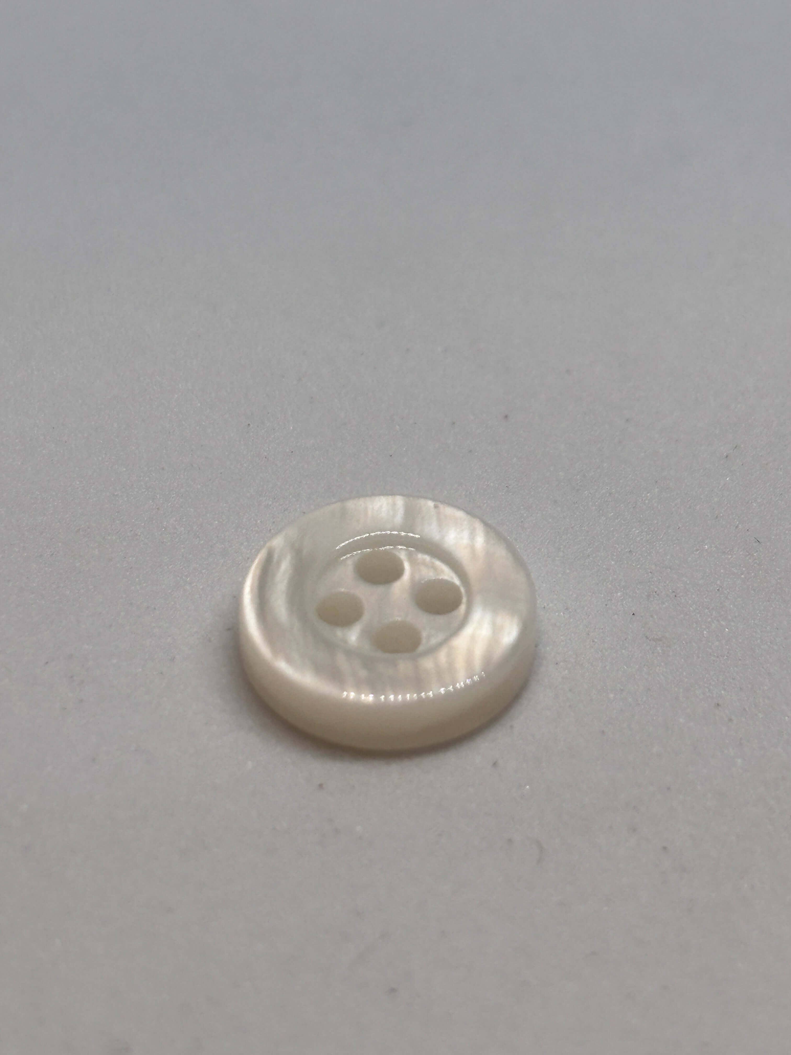 Button 1043 - 10mm (16") - 4-hole button boton