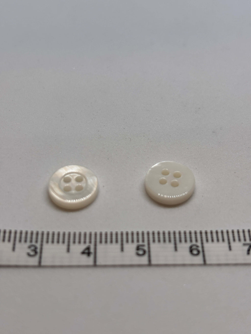 Button 1043 - 10mm (16") - 4-hole button boton