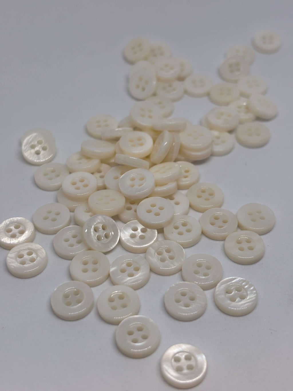 Button 1043 - 10mm (16") - 4-hole button boton