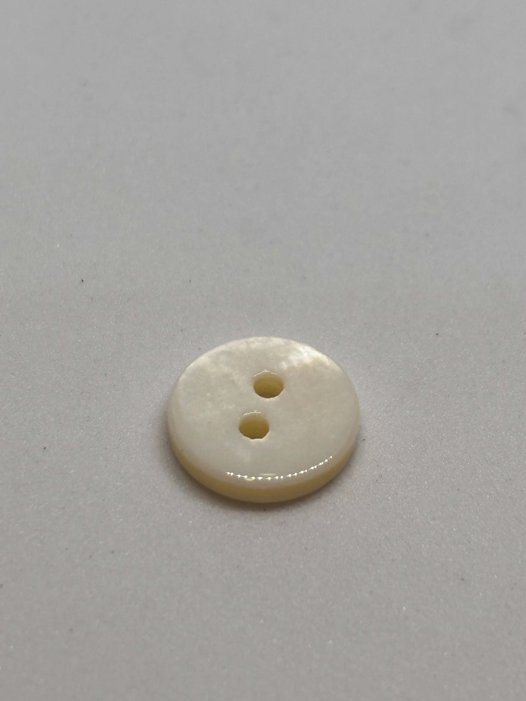 Button 50800 - 10mm (16") - 2-hole button boton