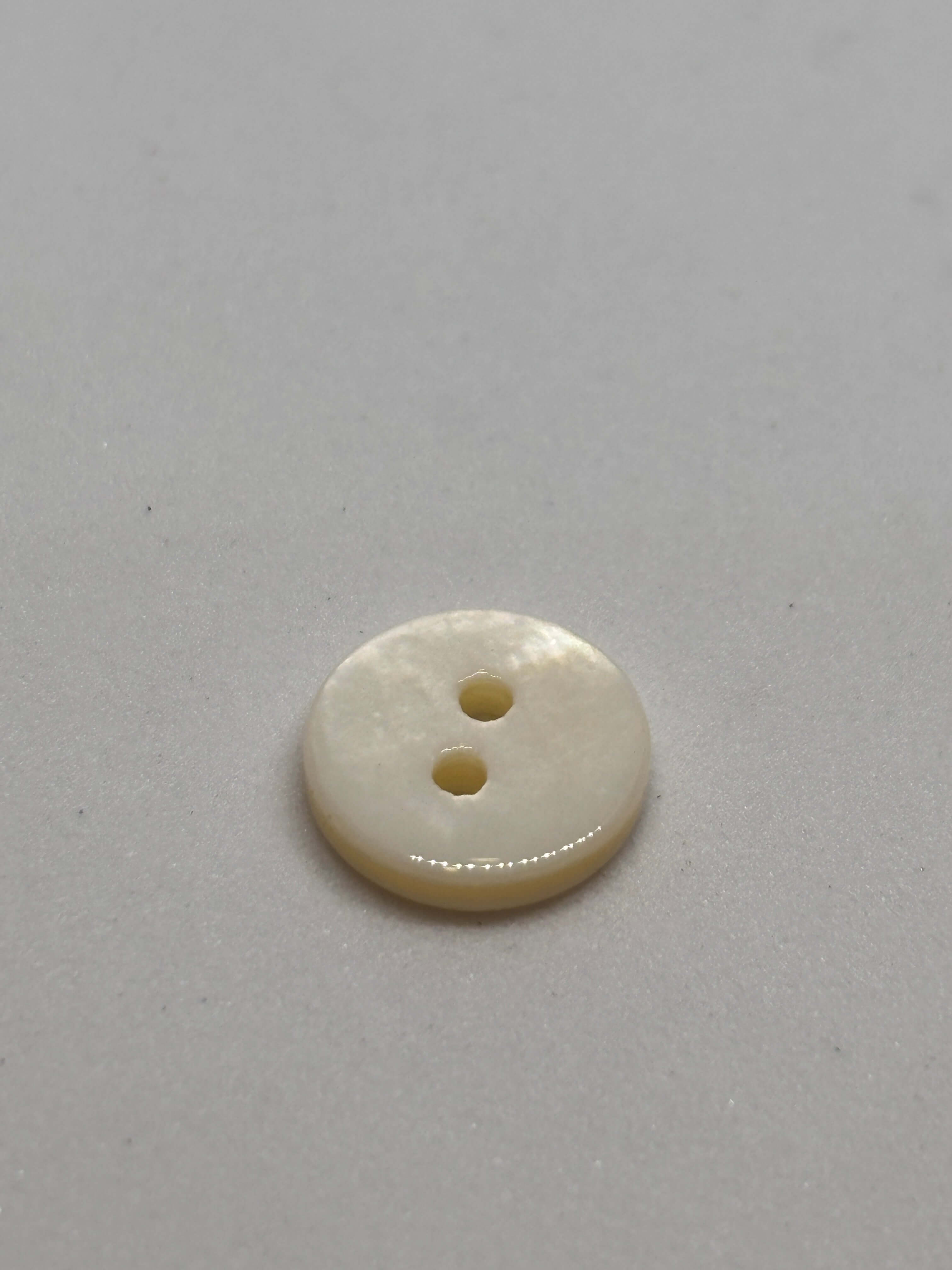 Button 50800 - 10mm (16") - 2-hole button boton