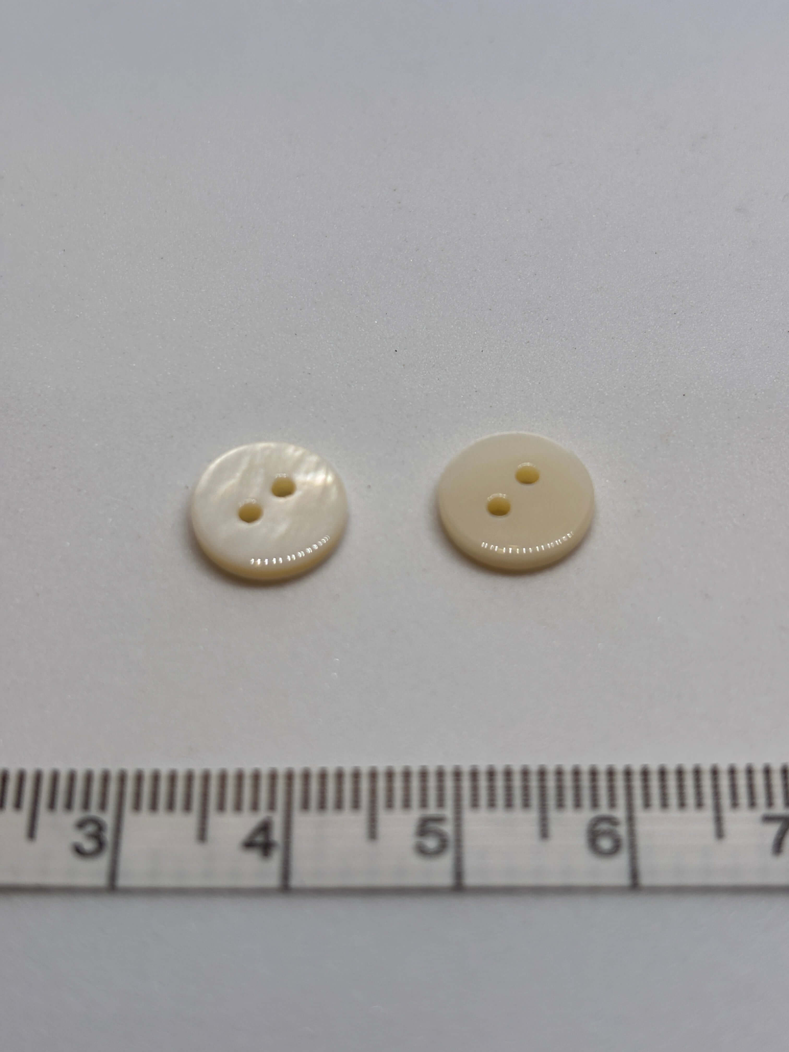 Button 50800 - 10mm (16") - 2-hole button boton