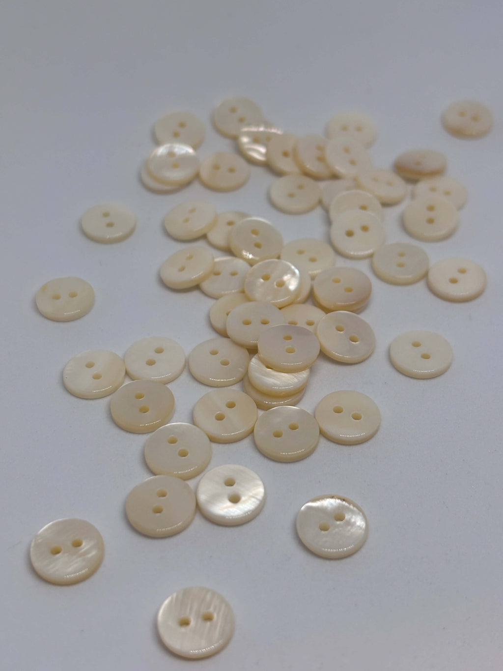 Button 50800 - 10mm (16") - 2-hole button boton