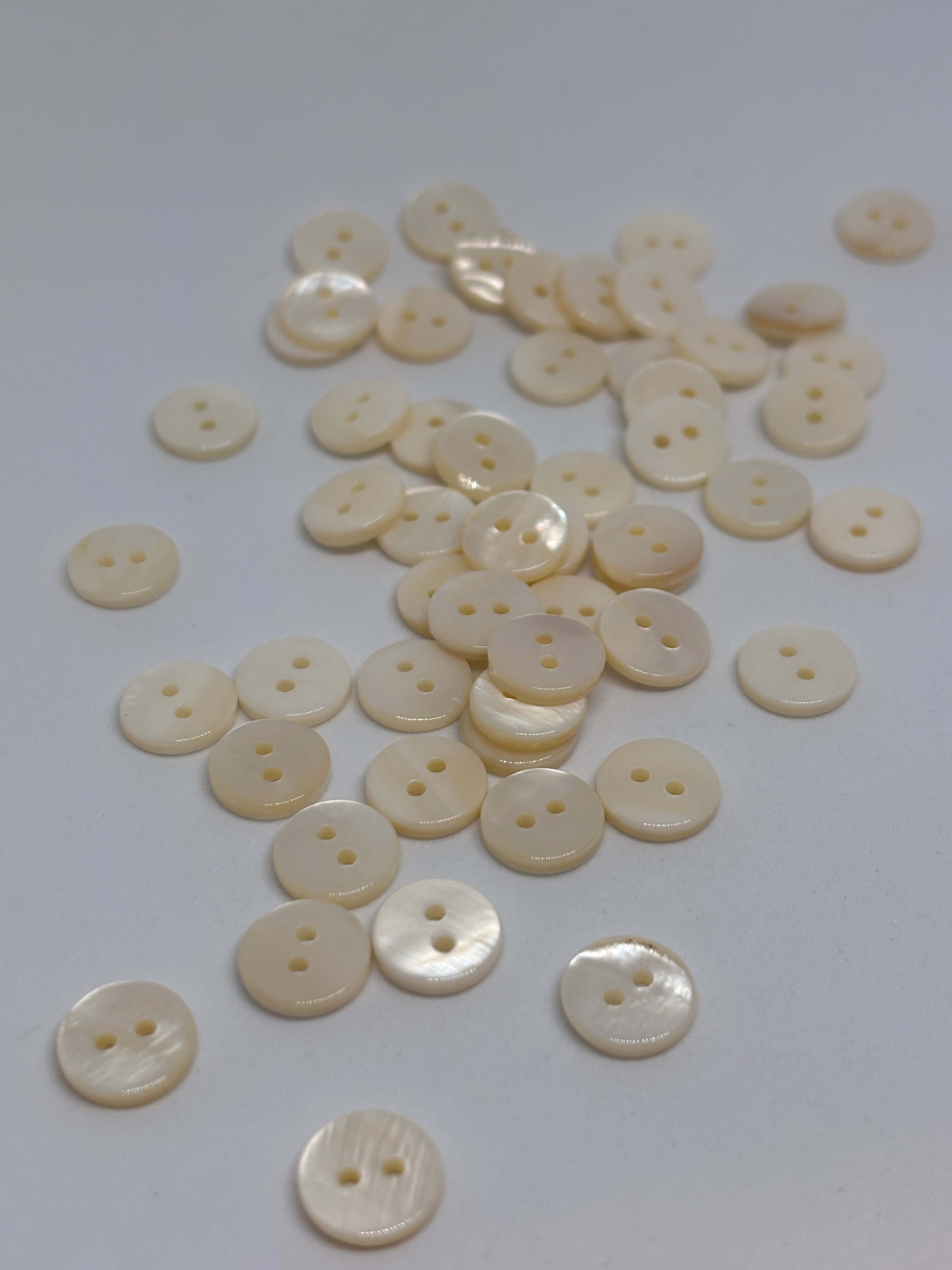 Button 50800 - 10mm (16") - 2-hole button boton