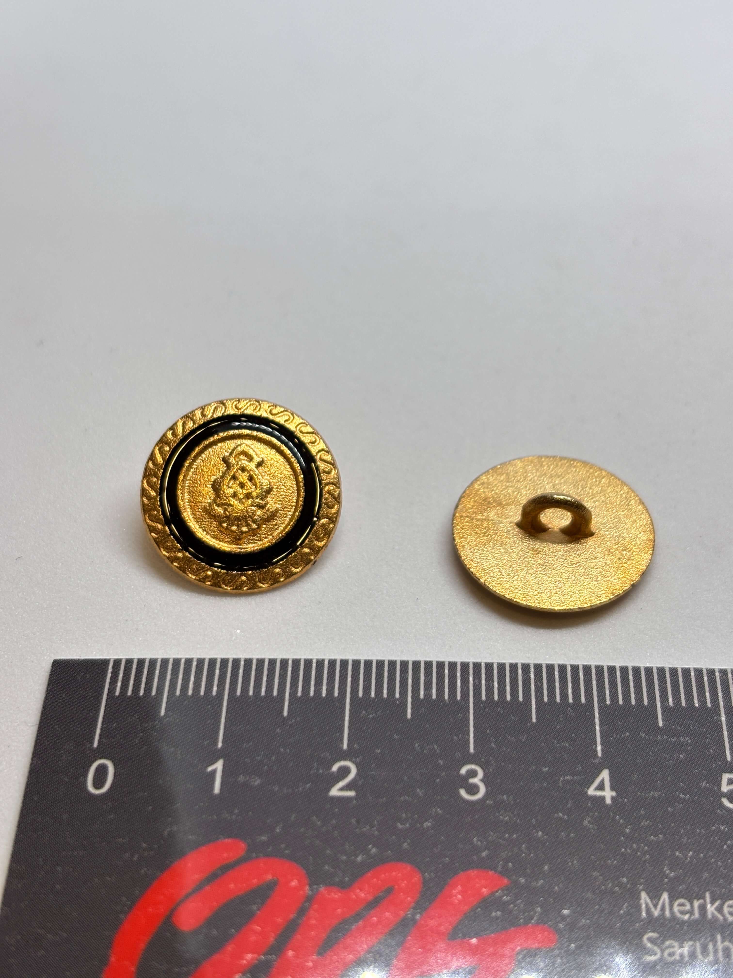 Botón Z881 de vástago en oro con centro de esmalte negro y emblema de cresta heráldica, tamaño 20mm. button