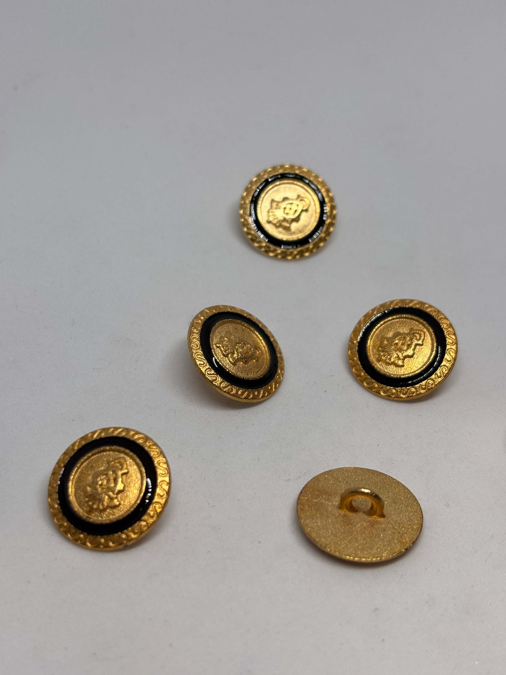 Botón Z881 de vástago en oro con centro de esmalte negro y emblema de cresta heráldica, tamaño 20mm. button