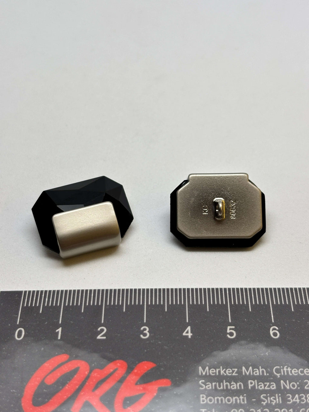 Botón de vástago de plástico negro B7425 de 28 mm (44L)