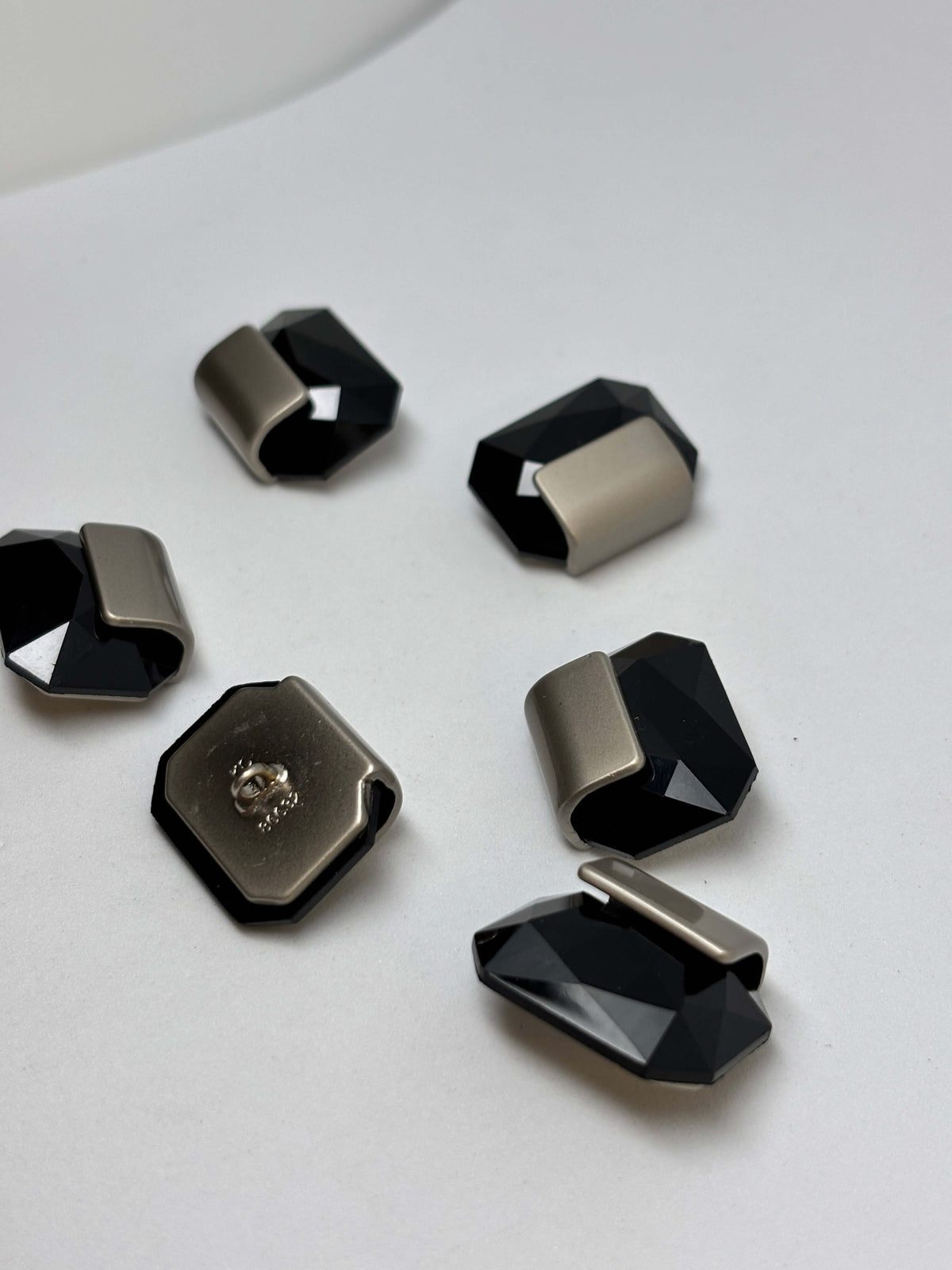 Botón de vástago de plástico negro B7425 de 28 mm (44L)