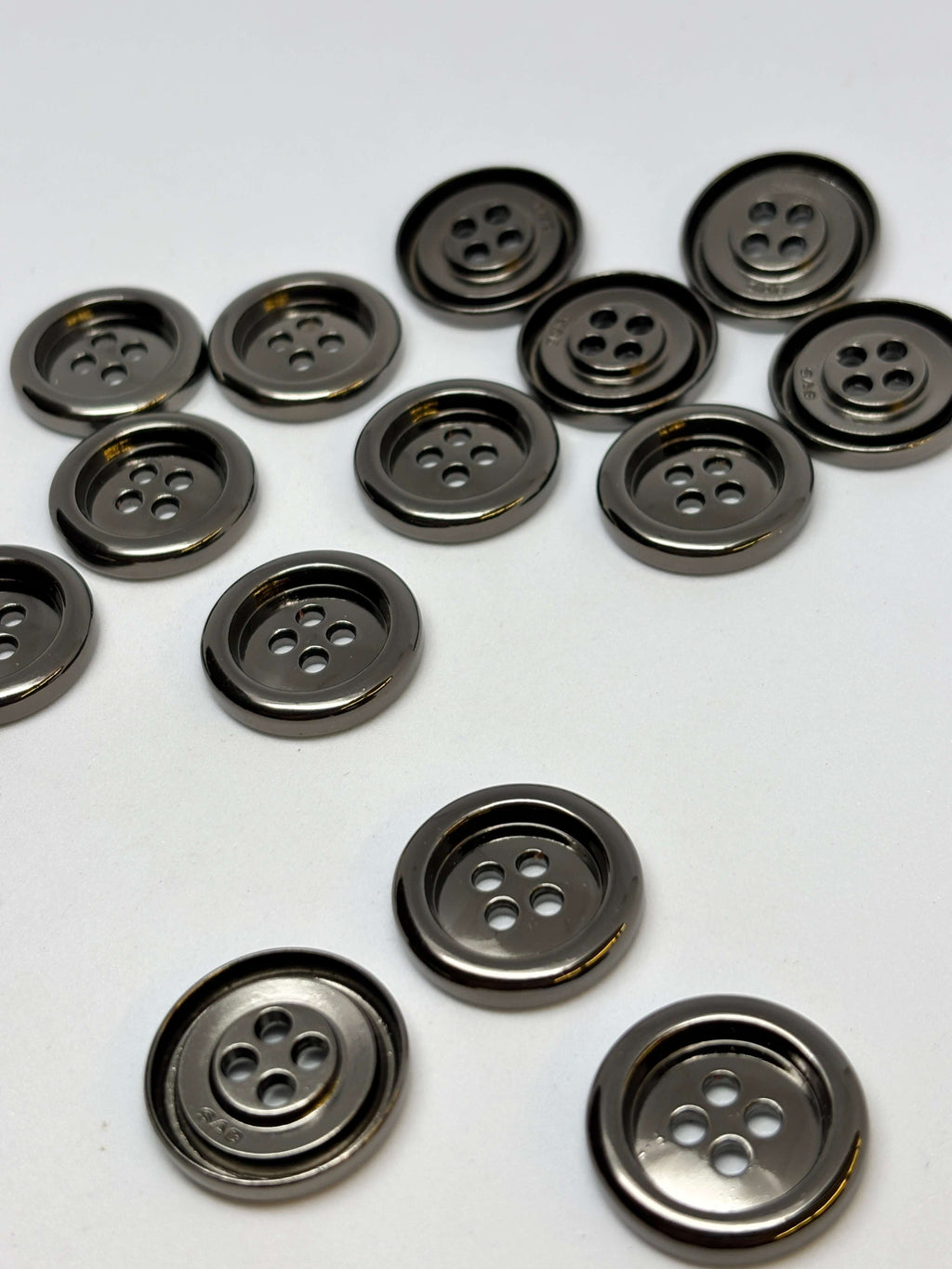 Button M6618 Black Metal 4-Hole Button 23mm (36L)
