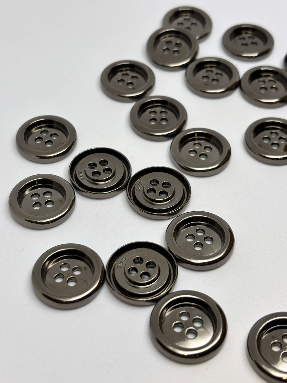 Button M6618 Black Metal 4-Hole Button 23mm (36L)