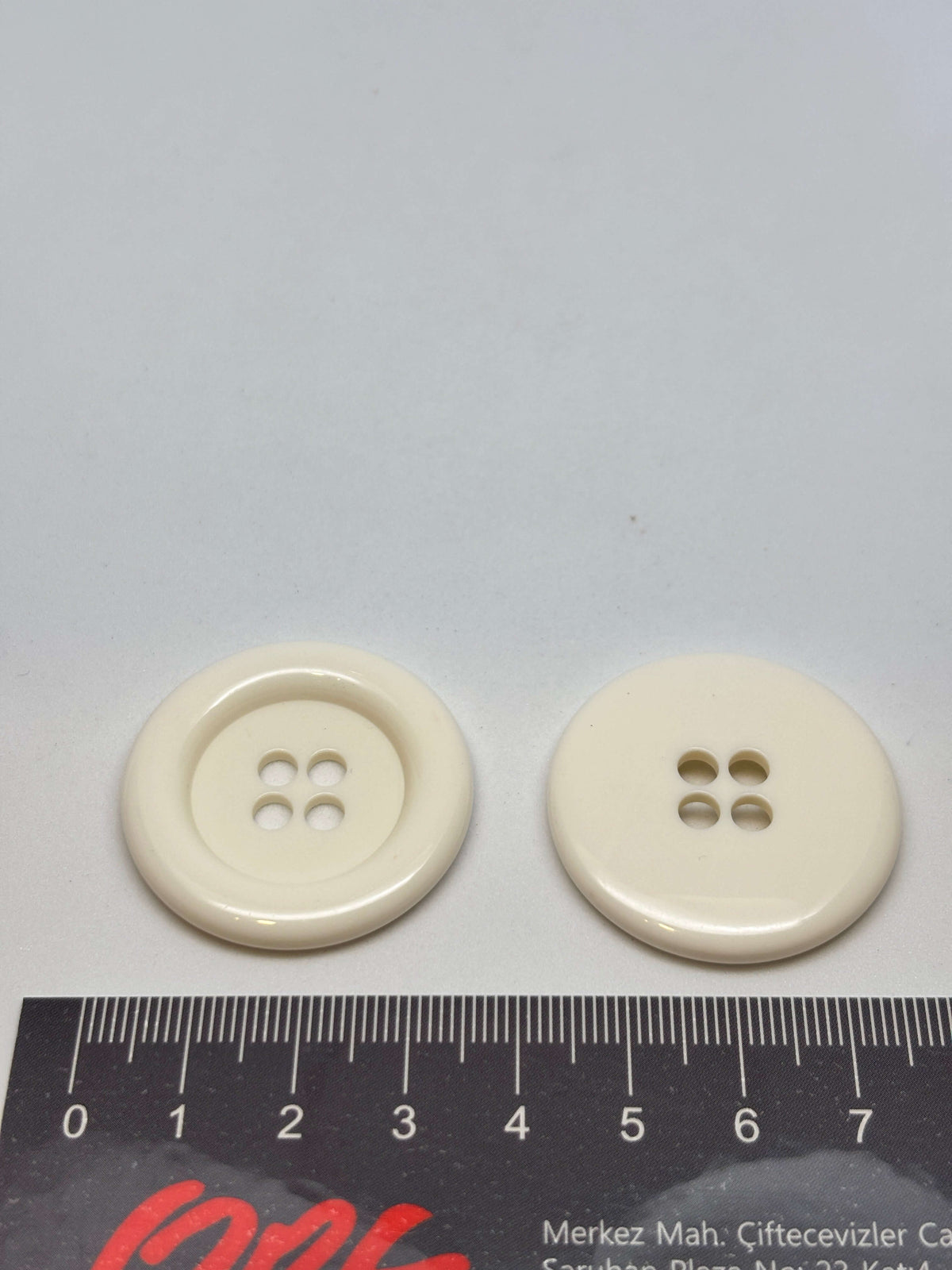 Botón P43 de poliéster blanco de 4 agujeros de 34 mm (54L)