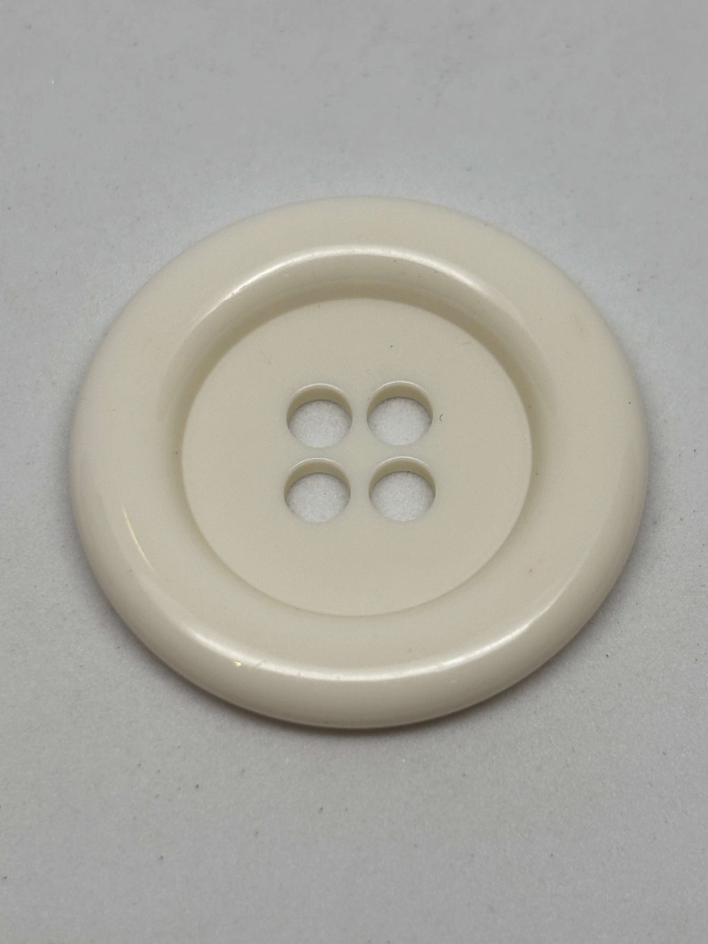 Botón P43 de poliéster blanco de 4 agujeros de 34 mm (54L)