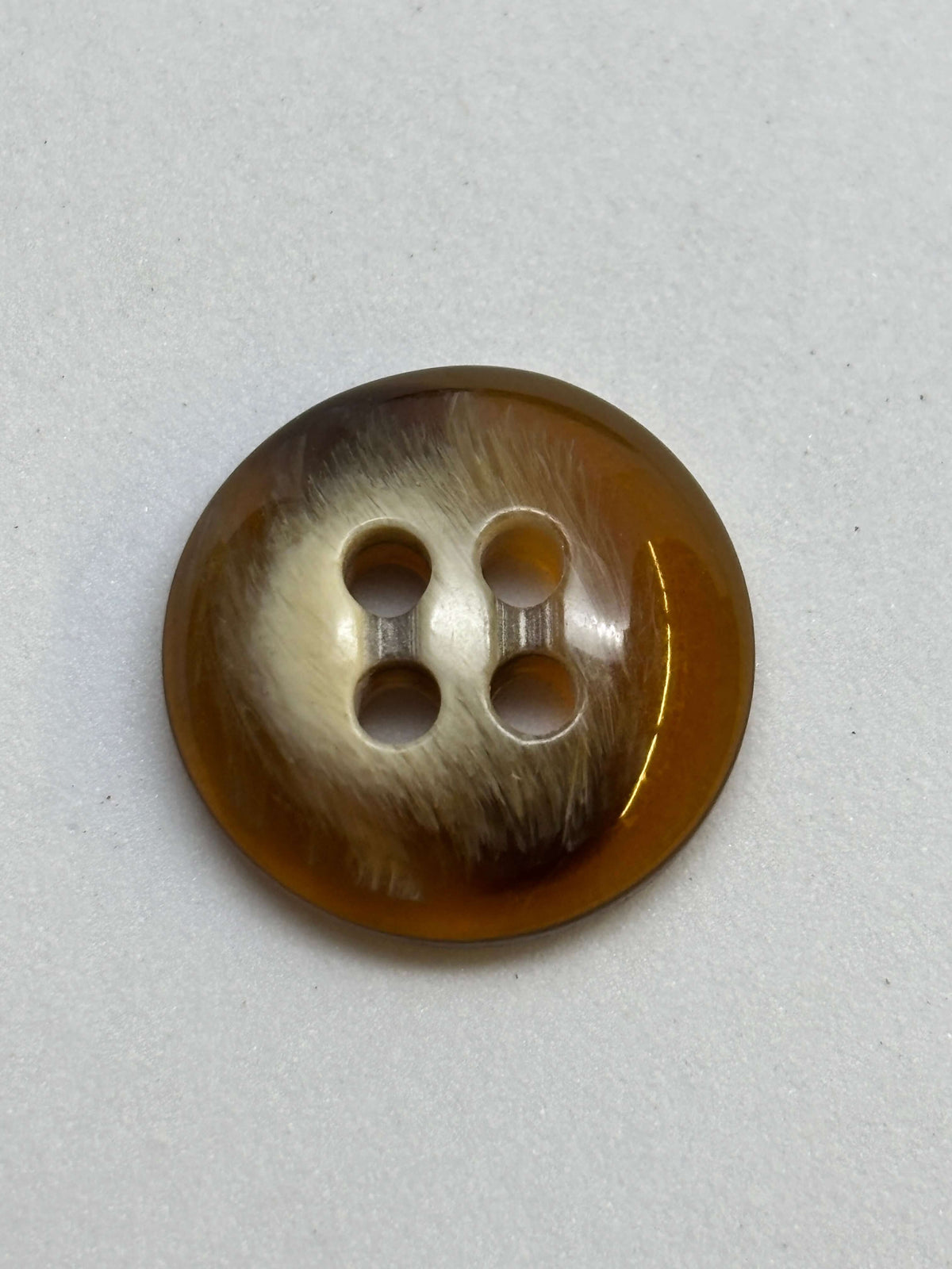 Botón PS095 de poliéster marrón de 4 agujeros, 18 mm (28L)