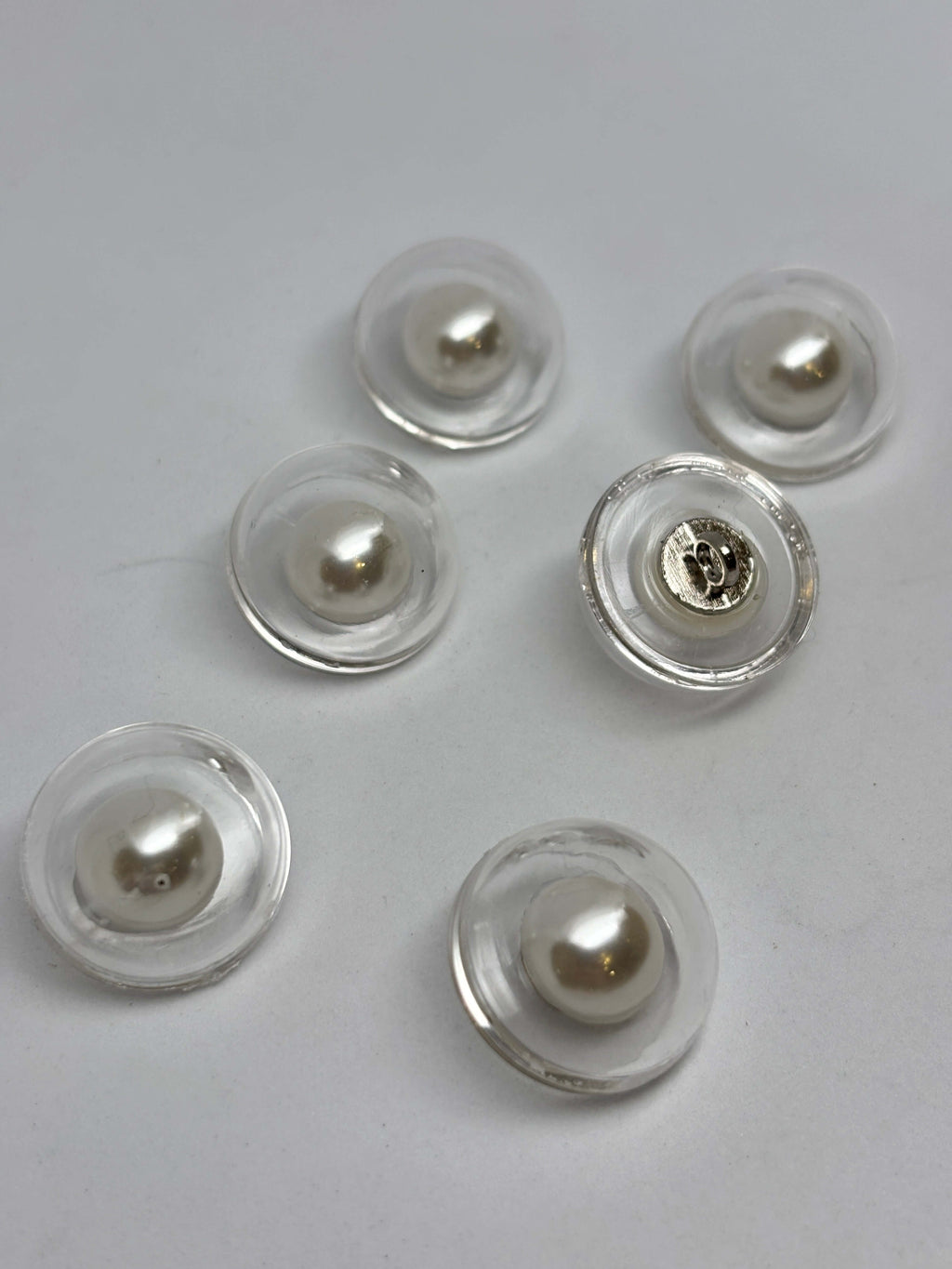 Botón SZNK-15 de nácar blanco con vástago de 23 mm (36L)