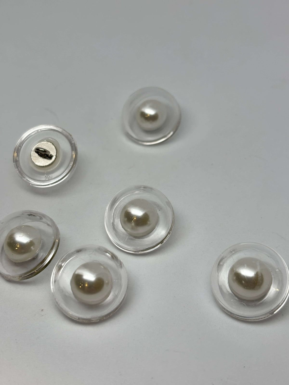 Botón SZNK-15 de nácar blanco con vástago de 23 mm (36L)