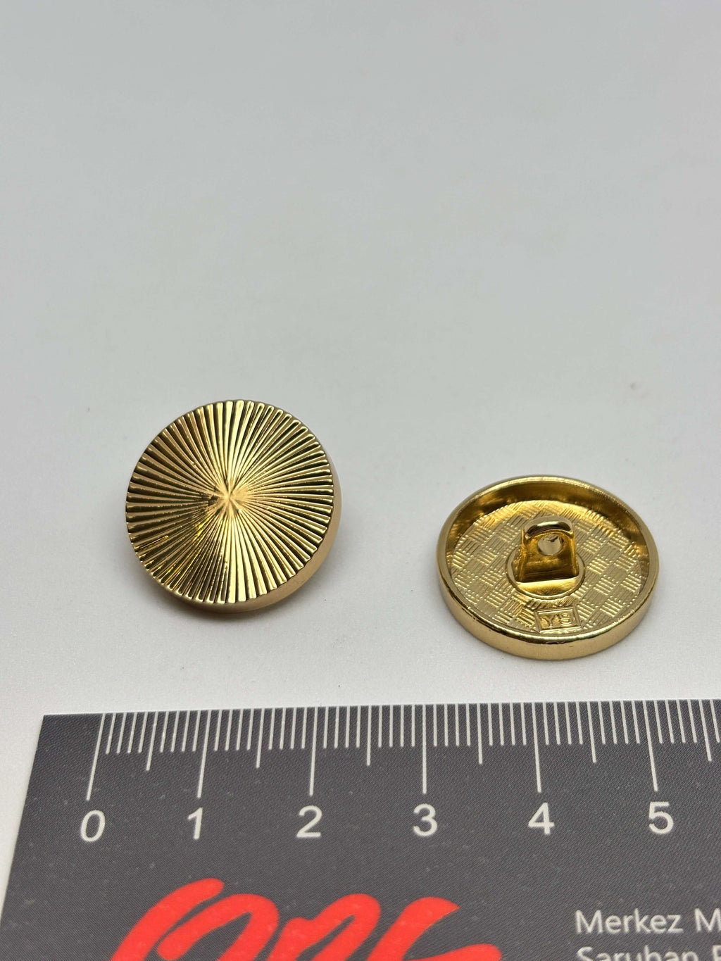 Botón de metal dorado con vástago V009 de 23 mm (36L)