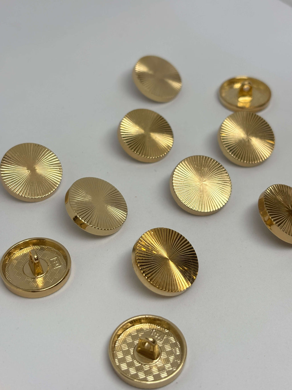 Botón de metal dorado con vástago V009 de 23 mm (36L)