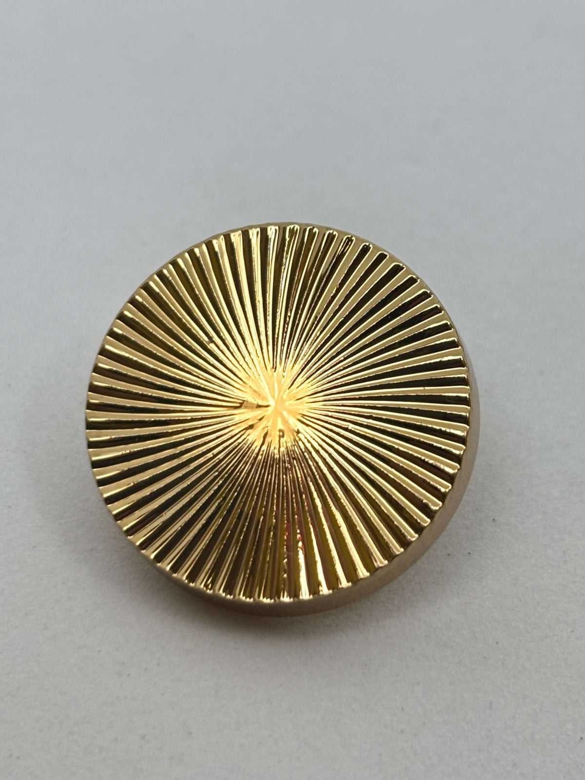 Botón de metal dorado con vástago V009 de 23 mm (36L)